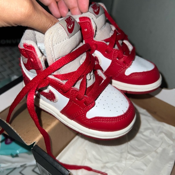 Like new Jordan retro 1s red 5c - Picture 3 of 3